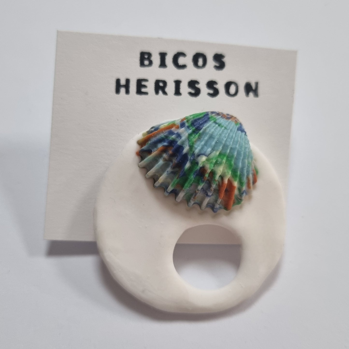 Broche cuelga gafas concha
