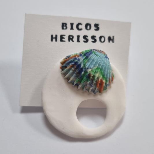 Broche cuelga gafas concha