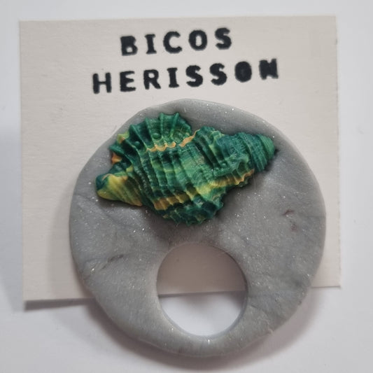 Broche cuelga gafas concha