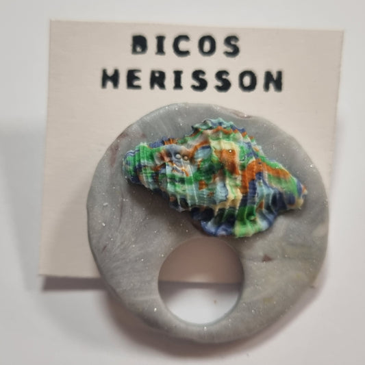 Broche cuelga gafas concha