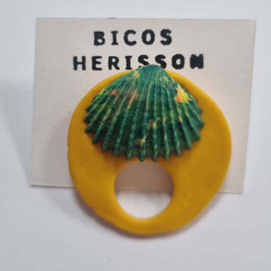 Broche cuelga gafas concha