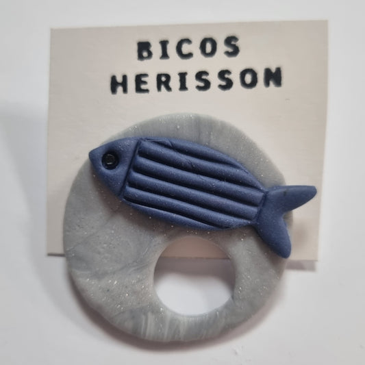 Broche cuelga gafas pez