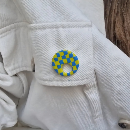 Broche cuelga gafas cuadros amarillo y azul
