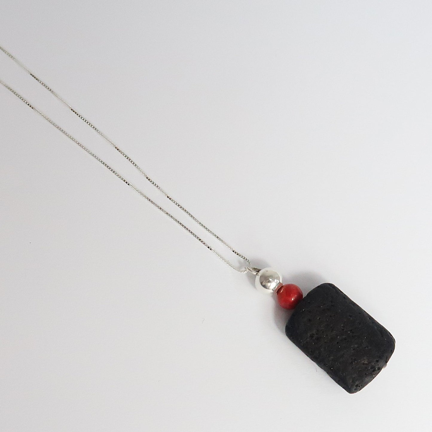 Collar lava y coral
