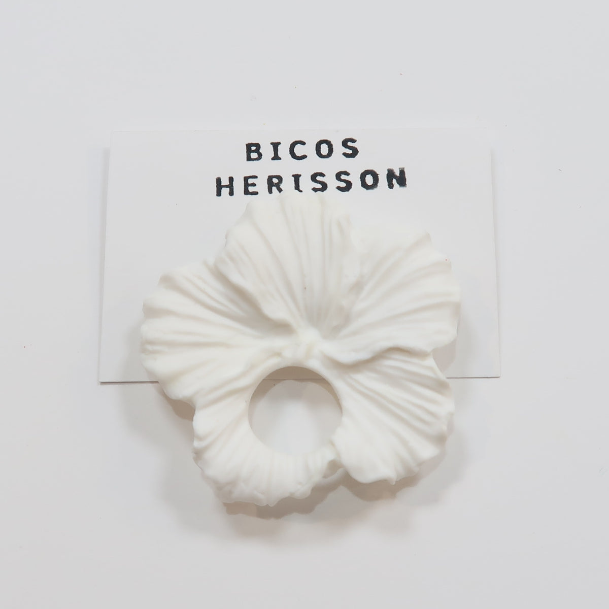 Broche cuelga gafas jazmín blanco