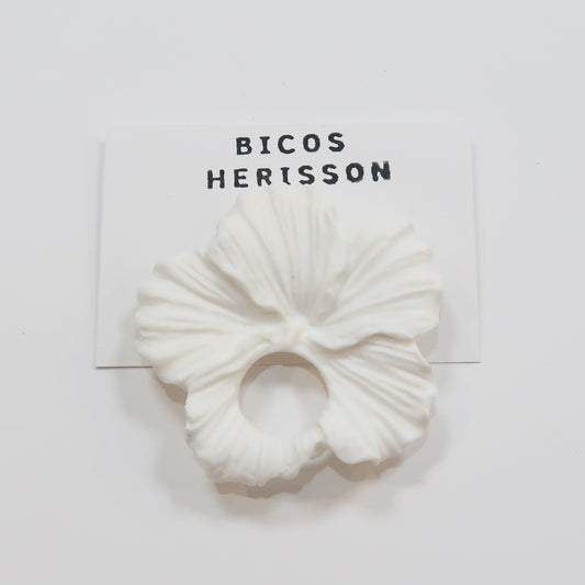 Broche cuelga gafas jazmín blanco