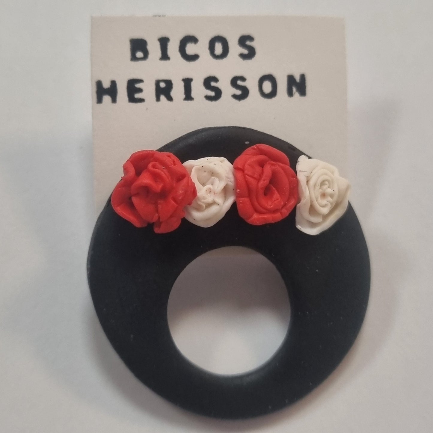 Broche cuelga gafas claveles