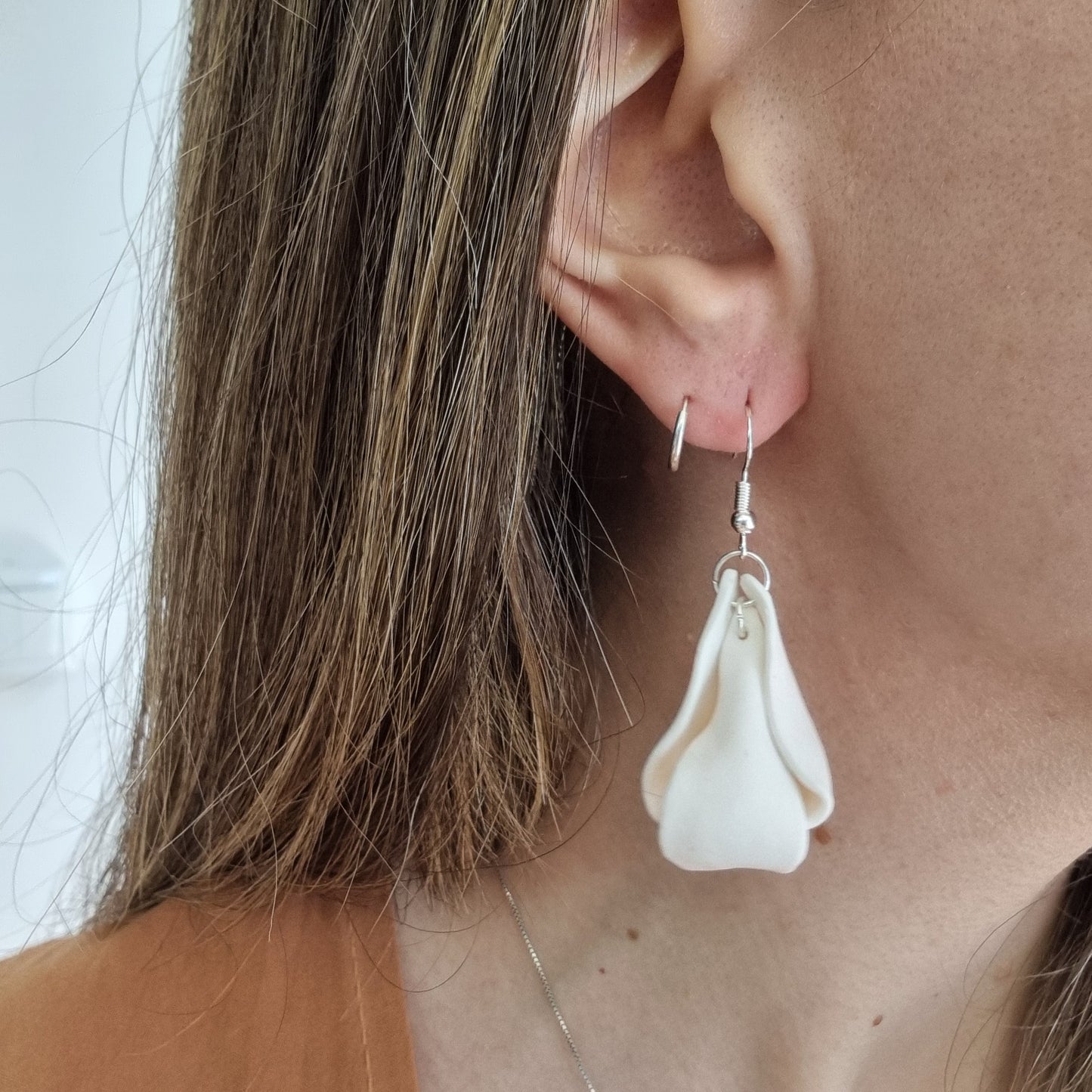 Pendiente pétalo blanco