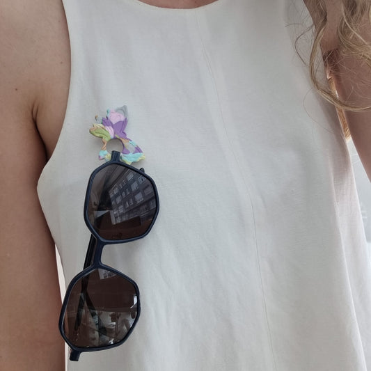 Broche cuelga gafas mariposa