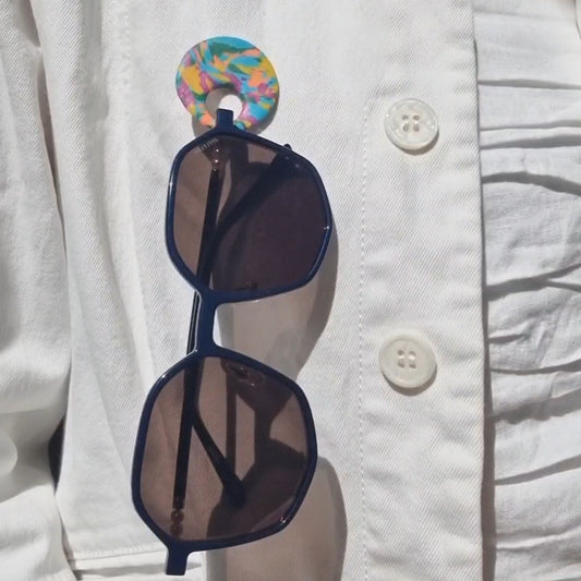 Broche cuelga gafas estampado