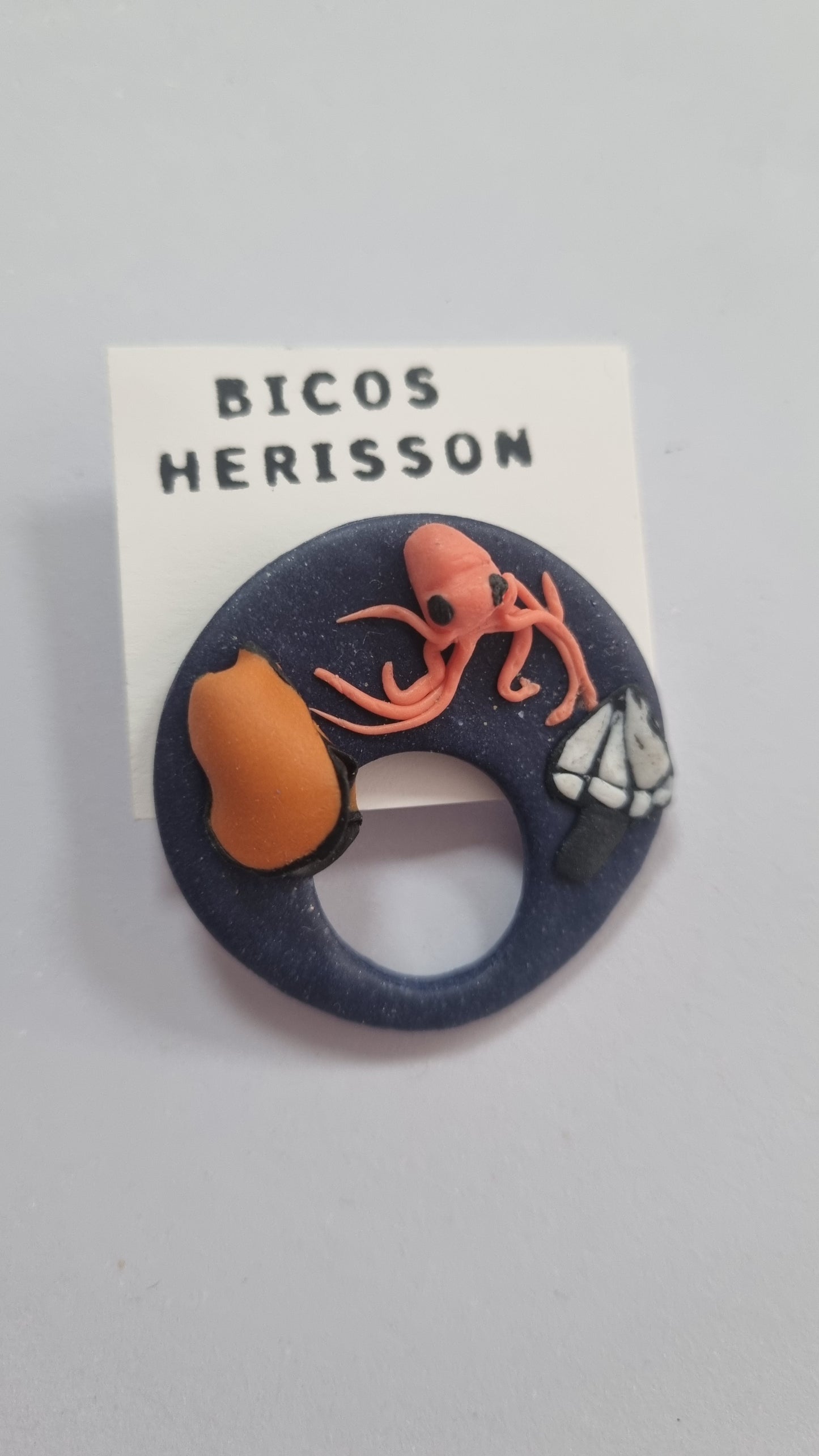Broche cuelga gafas marino