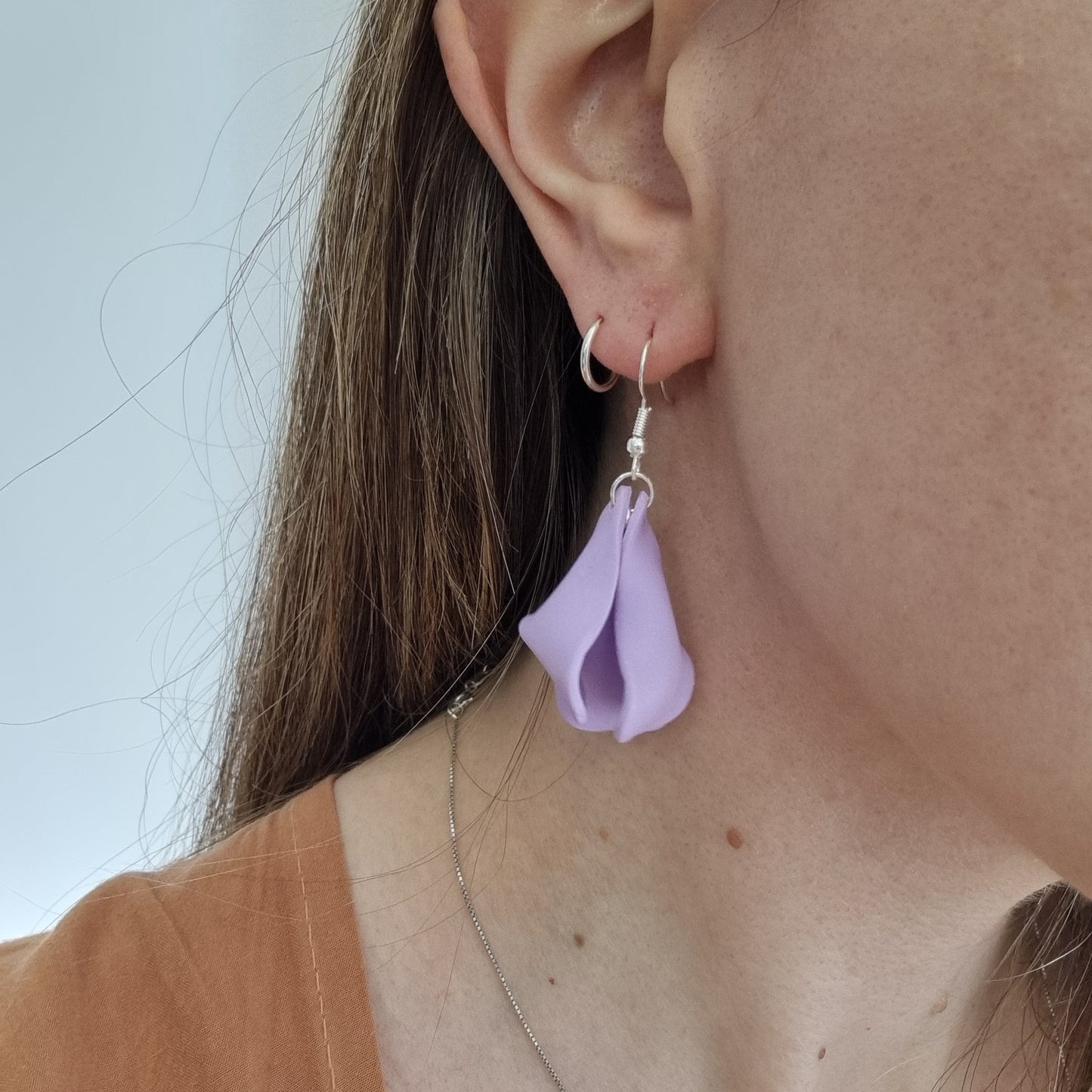 Pendiente pétalo lila