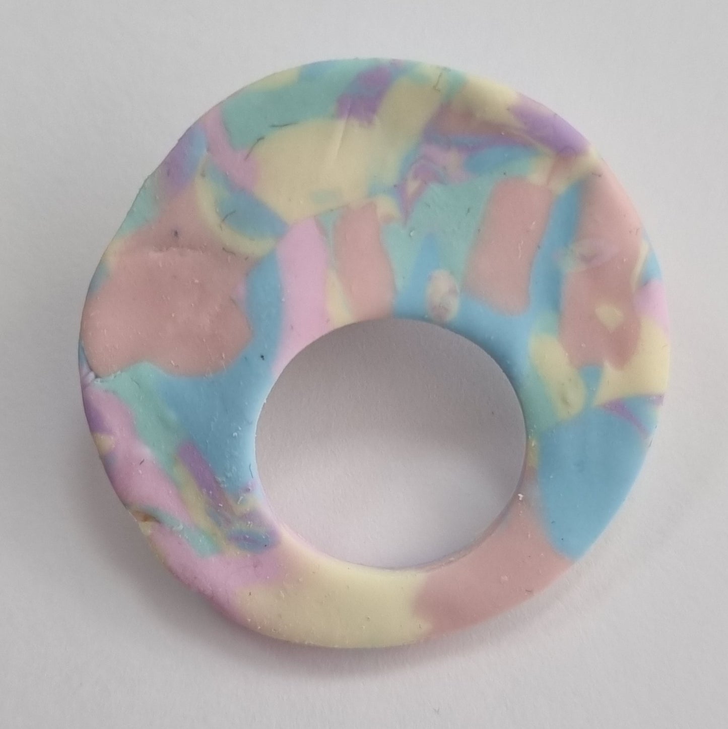 Broche cuelga gafas estampado