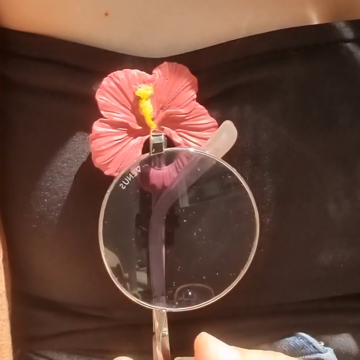 Broche cuelga gafas jazmín vino
