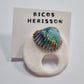 Broche cuelga gafas concha