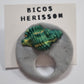 Broche cuelga gafas concha