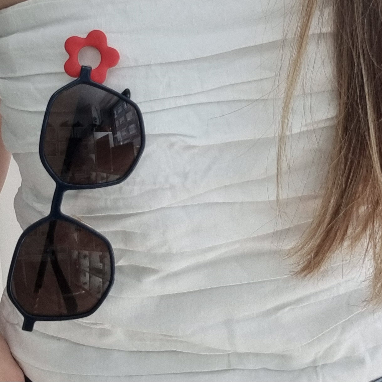 Broche cuelga gafas flor