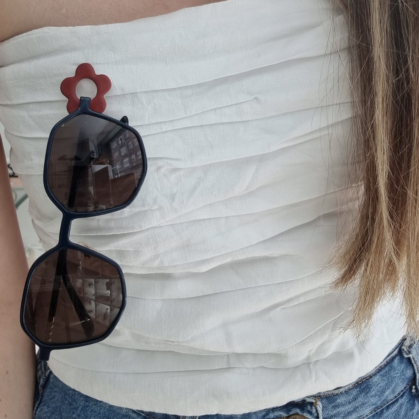 Broche cuelga gafas flor