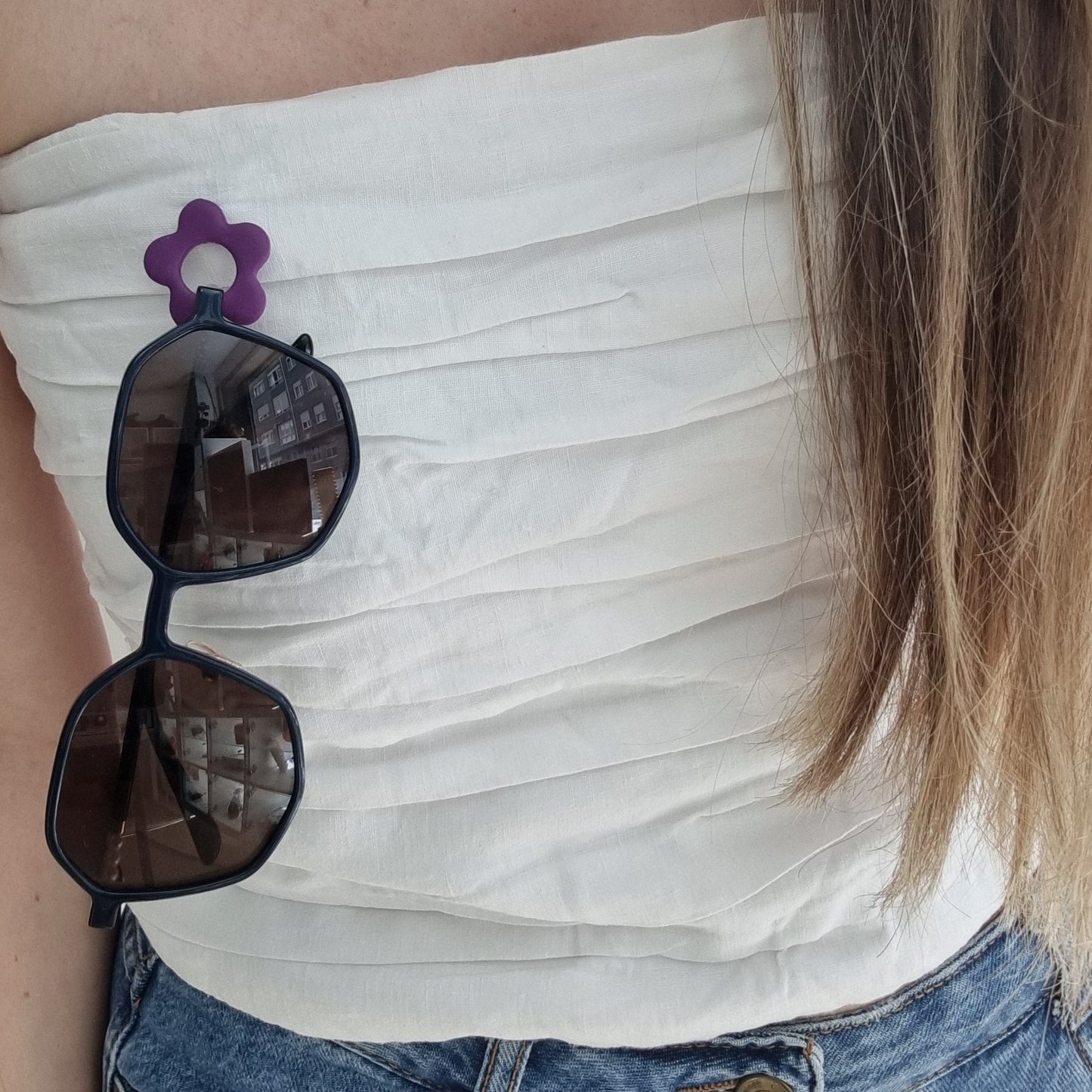Broche cuelga gafas flor