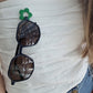 Broche cuelga gafas flor