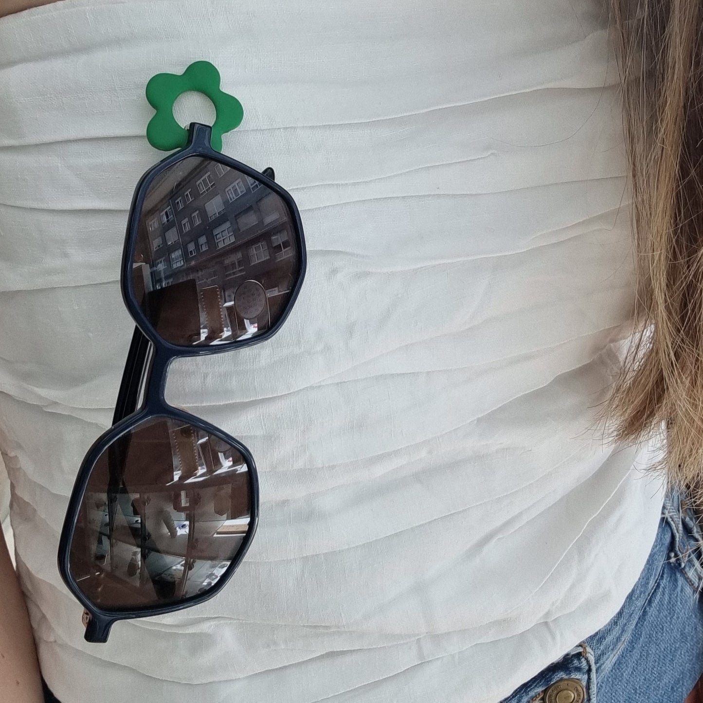 Broche cuelga gafas flor
