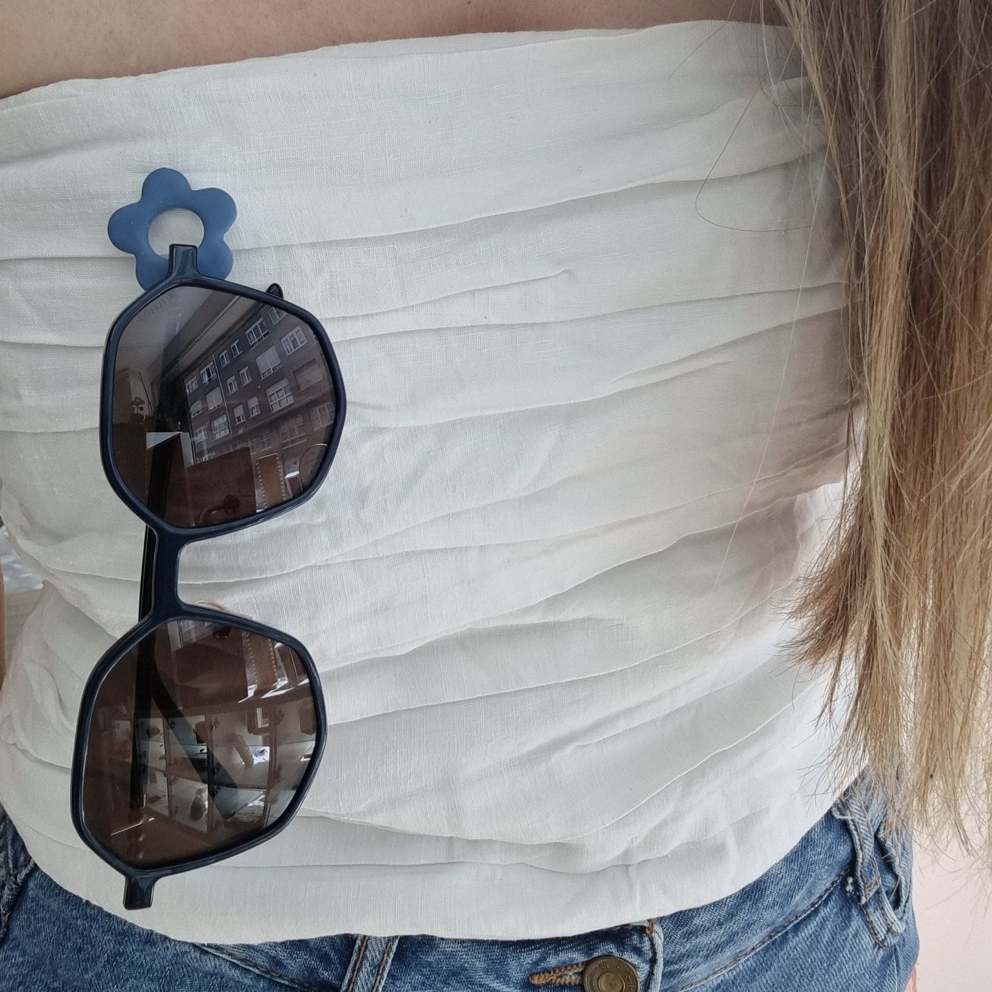 Broche cuelga gafas flor