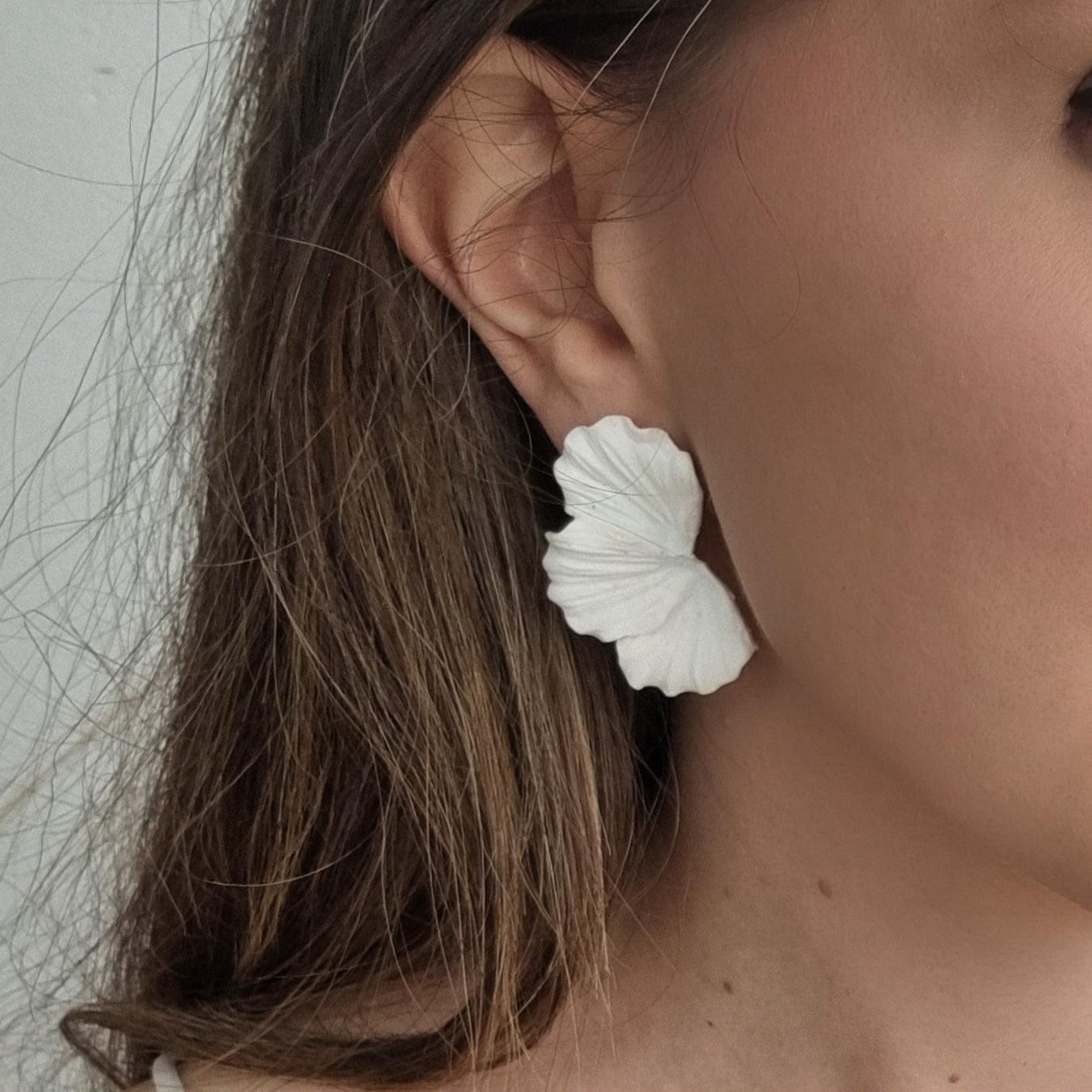 Pendiente pétalos jazmín blanco