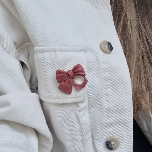 Broche cuelga gafas lazo