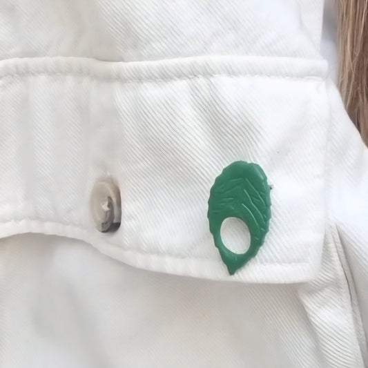 Broche cuelga gafas hoja