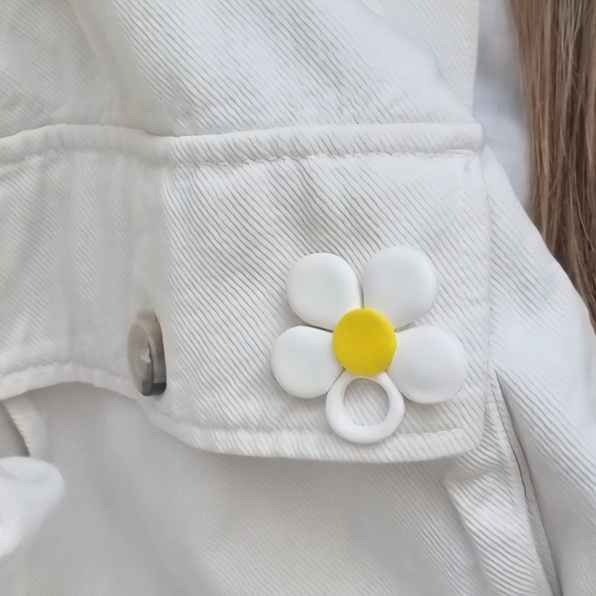 Broche cuelga gafas margarita