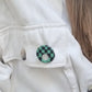 Broche cuelga gafas cuadros verde y negro