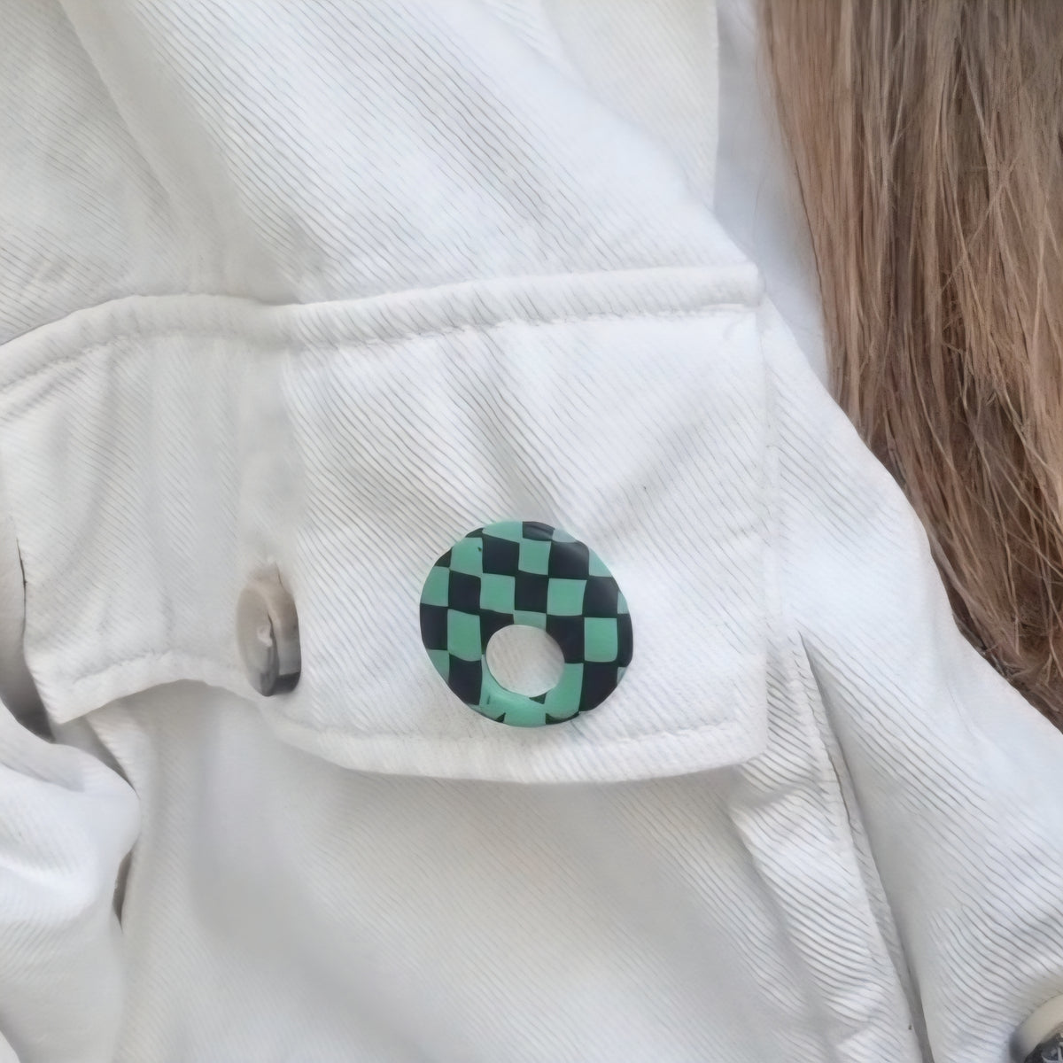 Broche cuelga gafas cuadros verde y negro