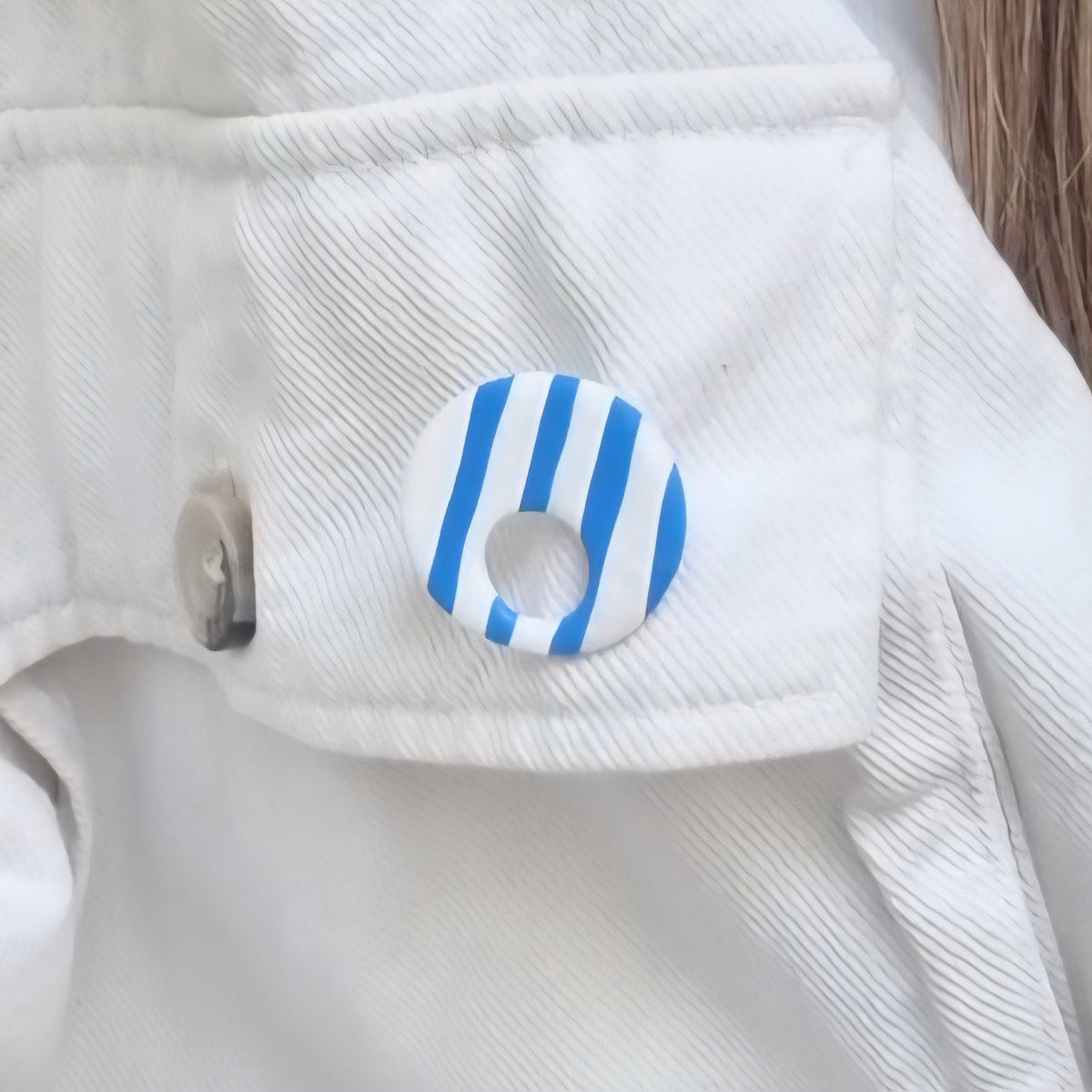Broche cuelga gafas blanco y azul