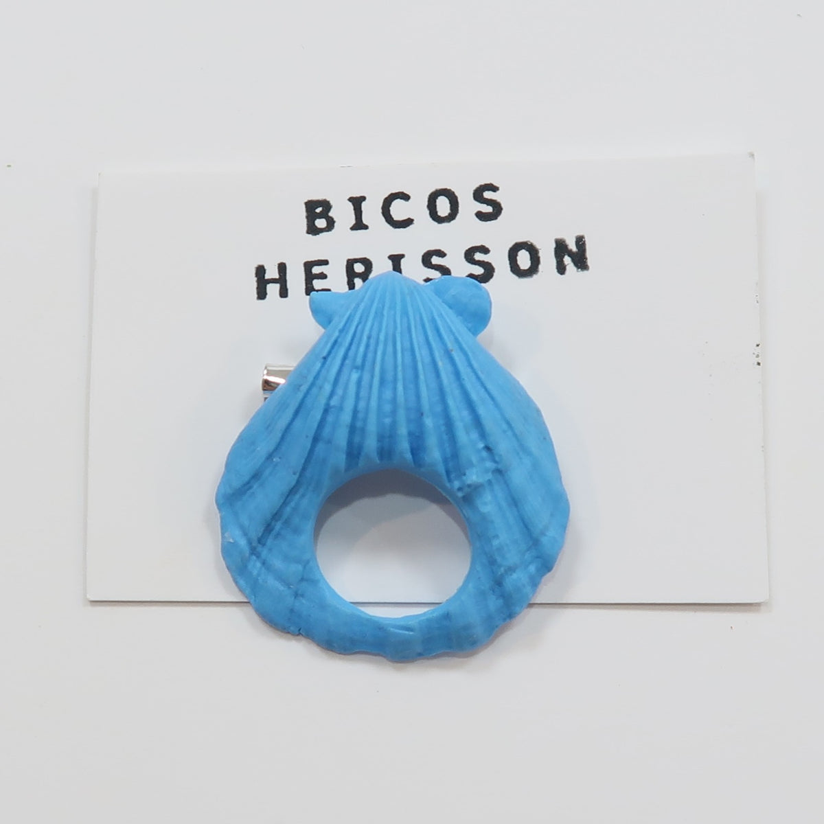 Broche cuelga gafas concha