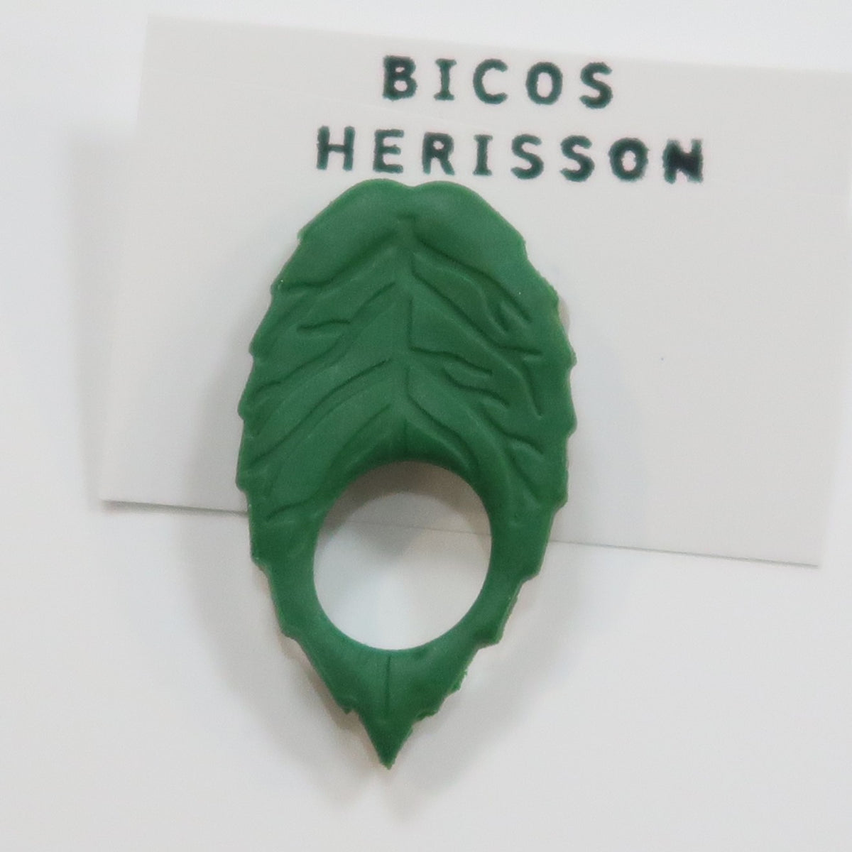Broche cuelga gafas hoja