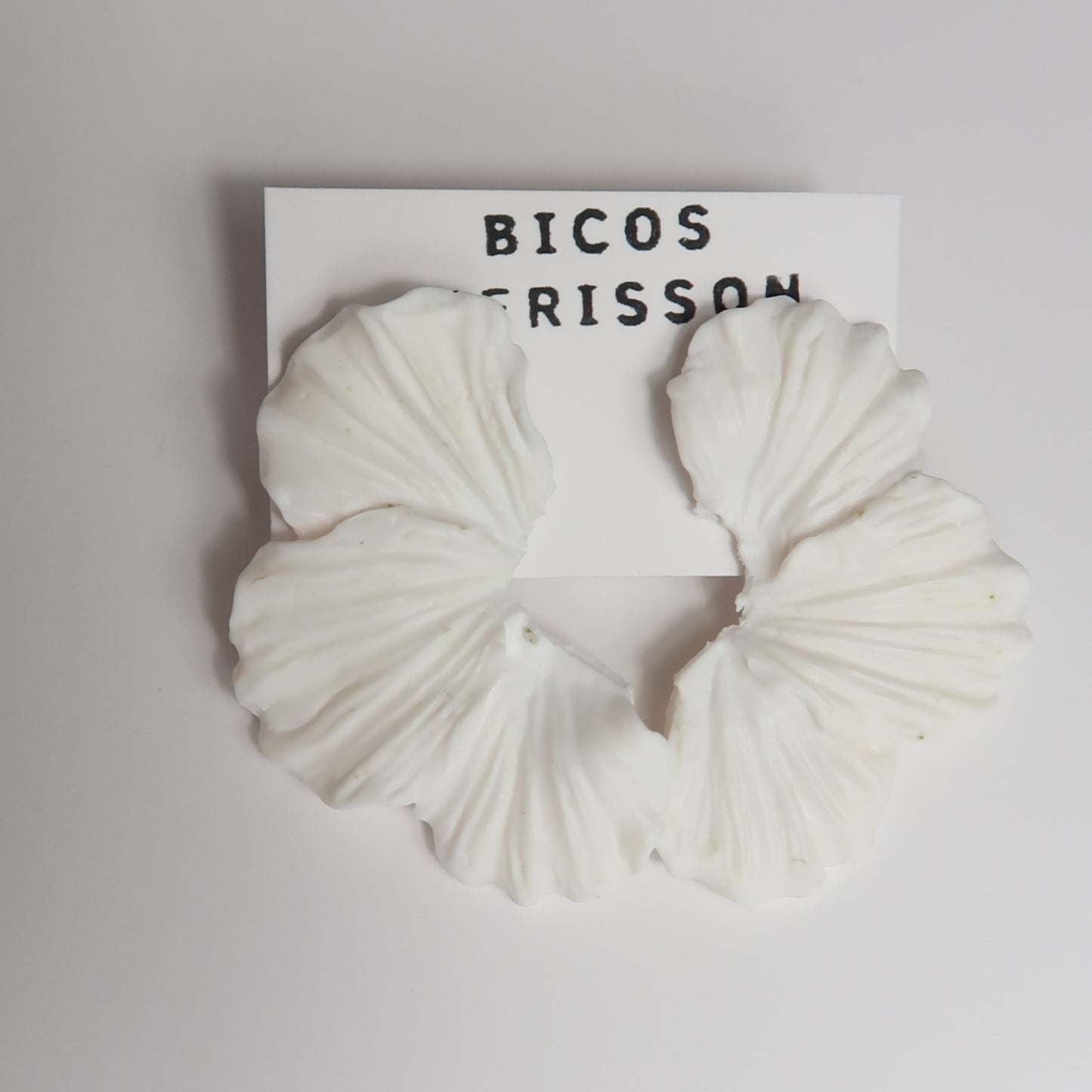 Pendiente pétalos jazmín blanco