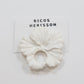 Broche cuelga gafas jazmín blanco