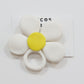 Broche cuelga gafas margarita