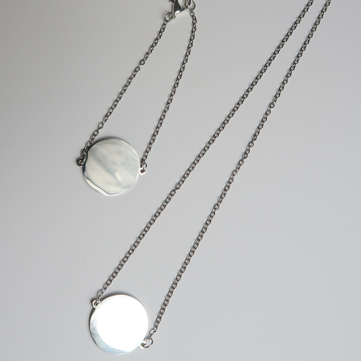 Collar con placa acero 20 mm plateada