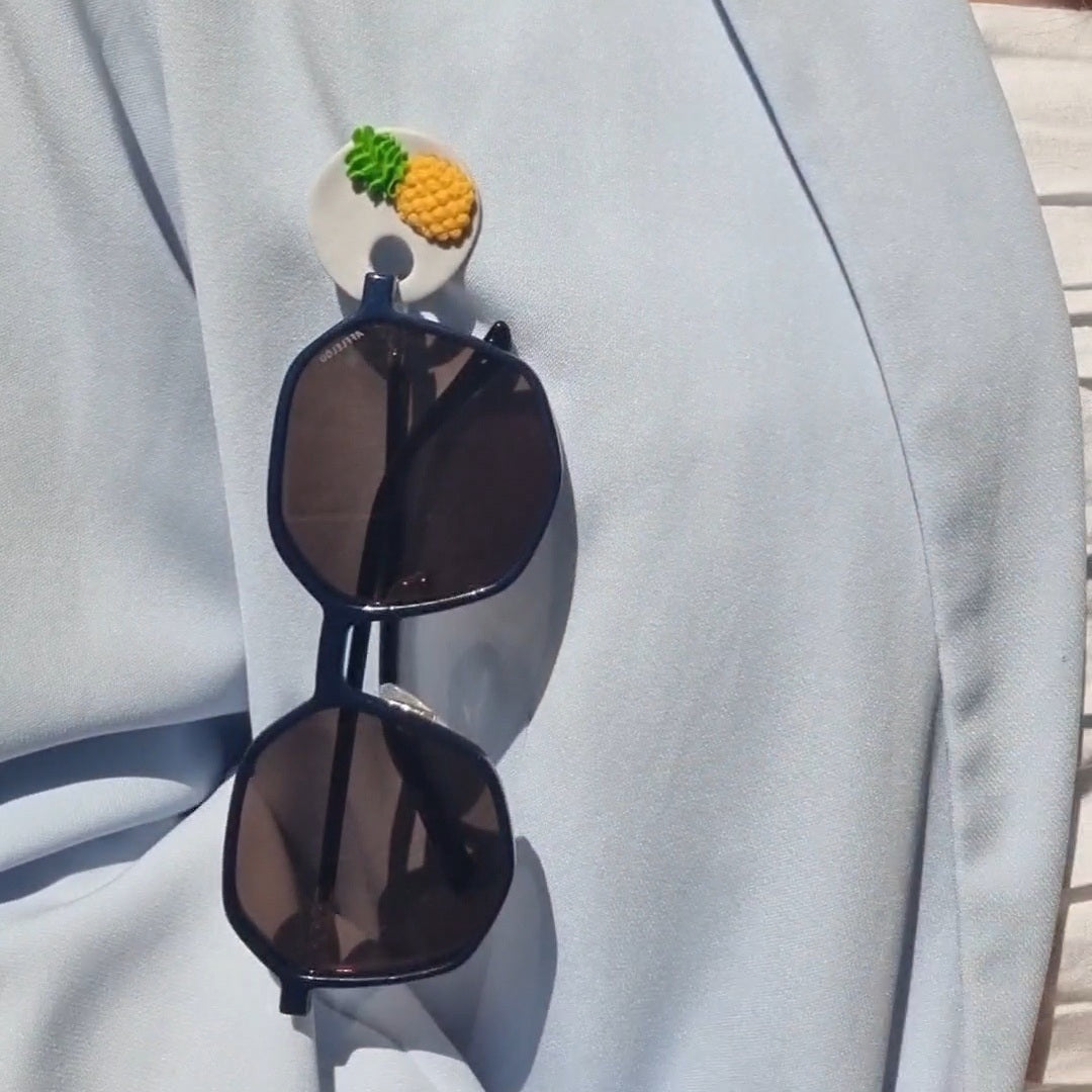 Broche cuelga gafas piña