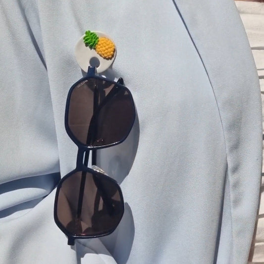 Broche cuelga gafas piña