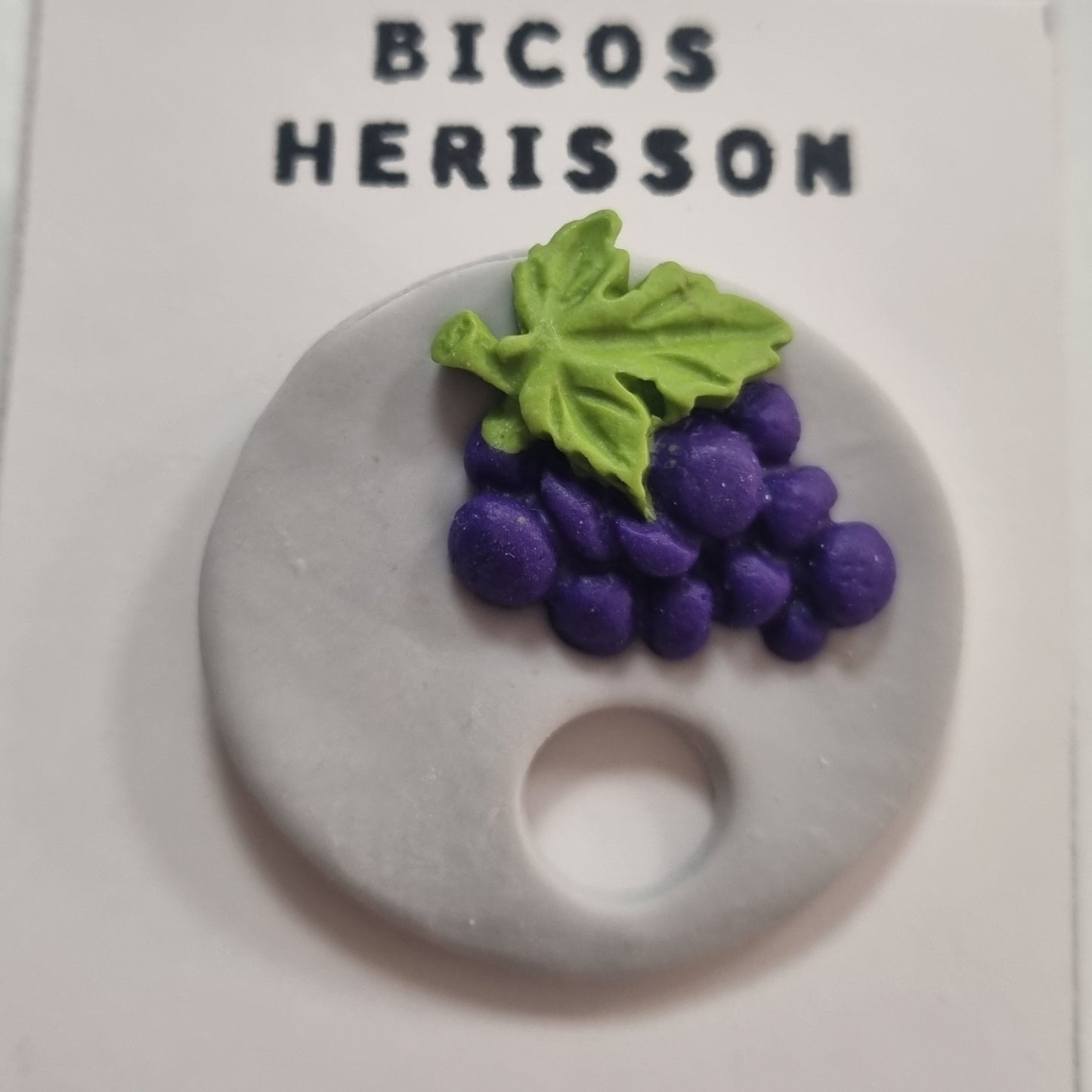 Broche cuelga gafas uva