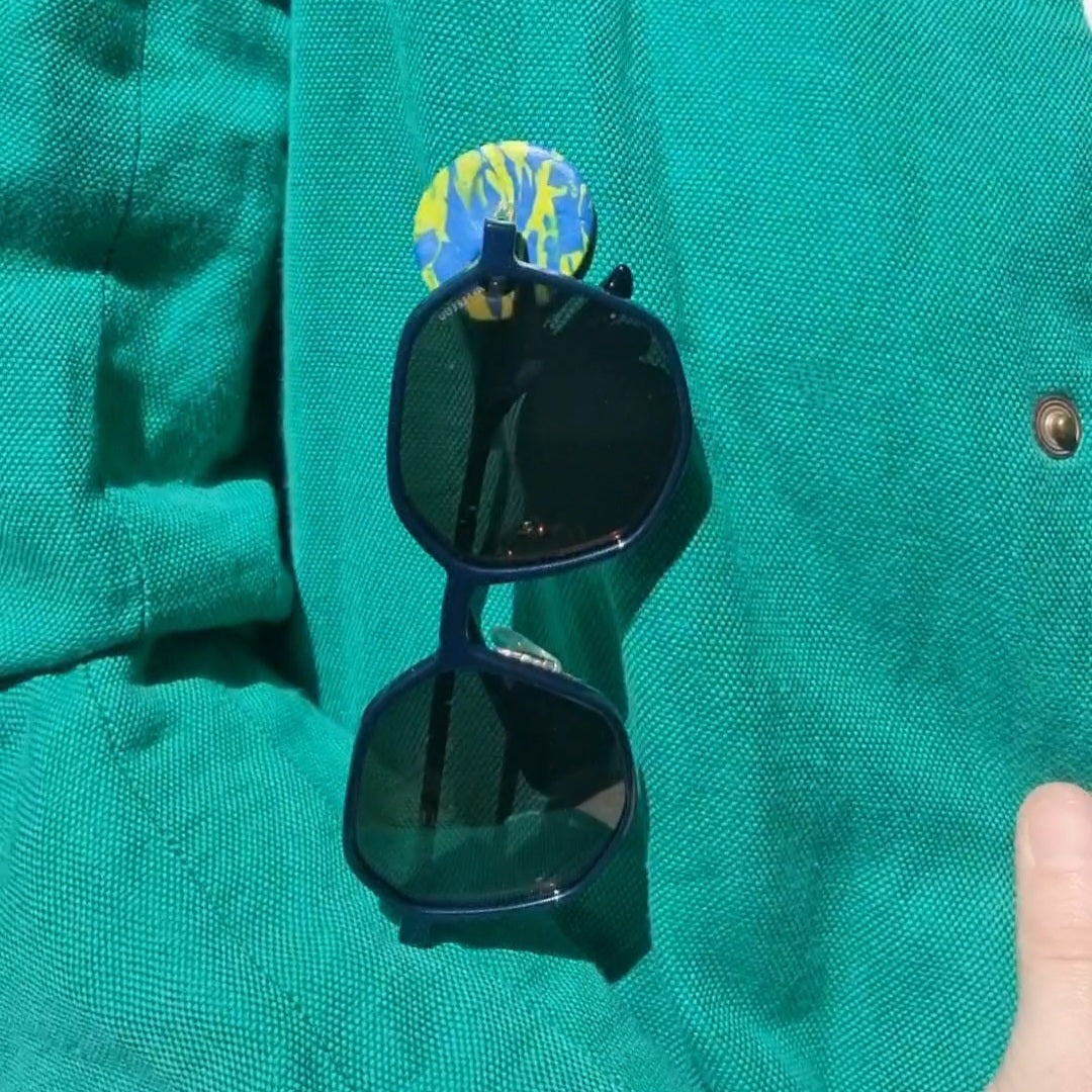Broche cuelga gafas estampado