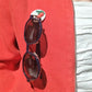 Broche cuelga gafas cereza