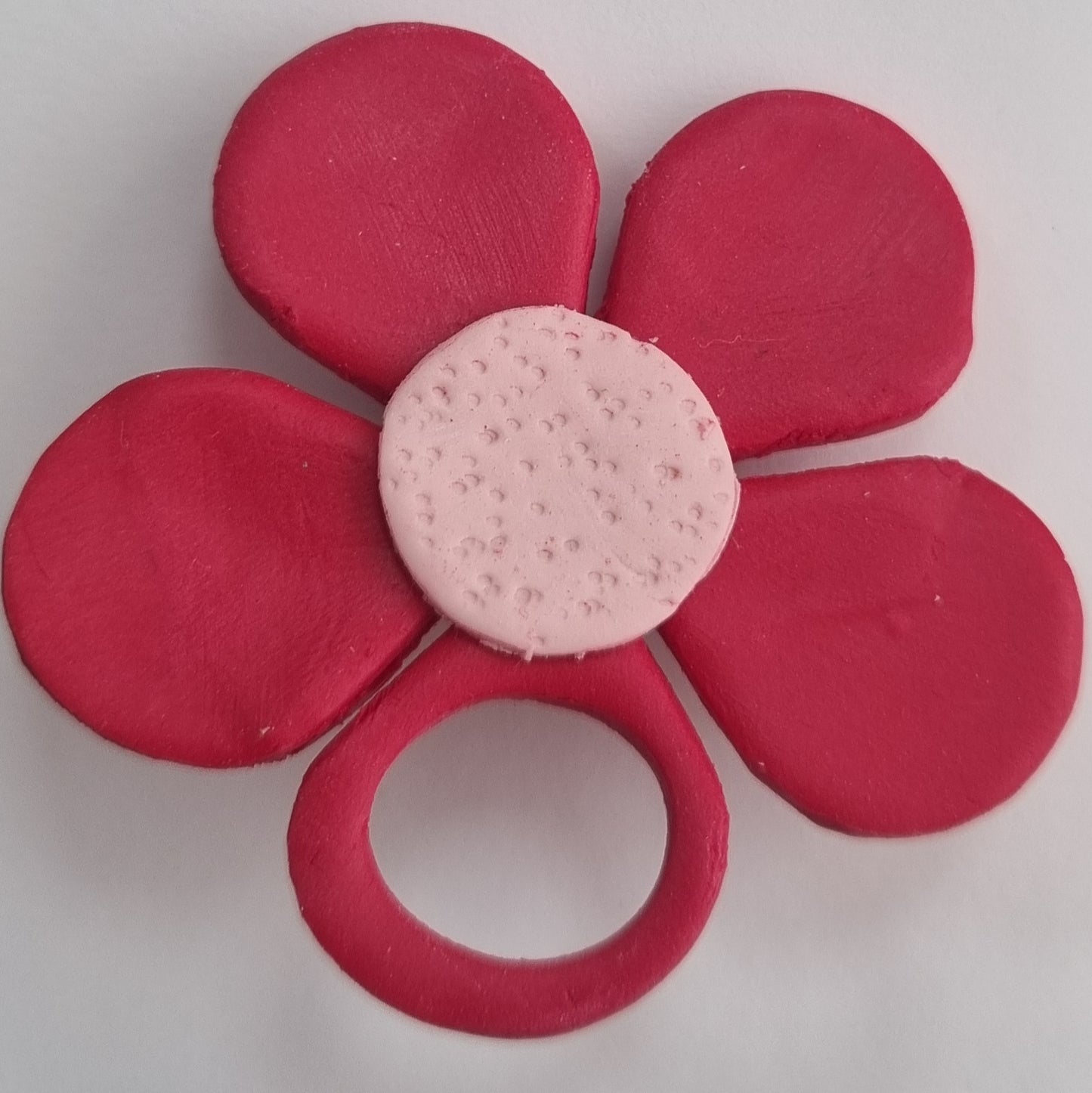 Broche cuelga gafas flor roja