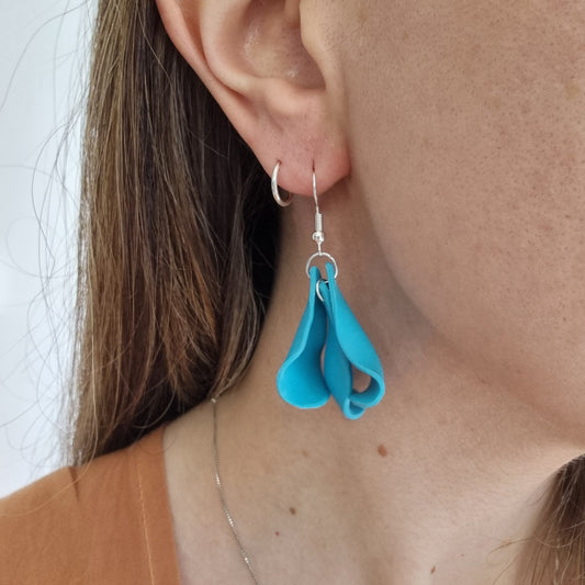 Pendiente pétalo azul