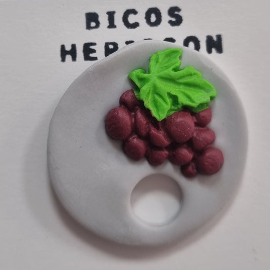 Broche cuelga gafas uva