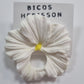 Broche cuelga gafas jazmín blanco