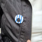 Broche cuelga gafas blanco y azul