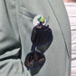 Broche cuelga gafas manzana